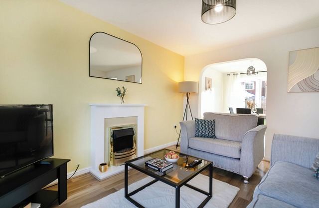 Stylish 4BR w/Garden & Parking - Close to Lincoln attractions. Wi-Fi & Smart TV