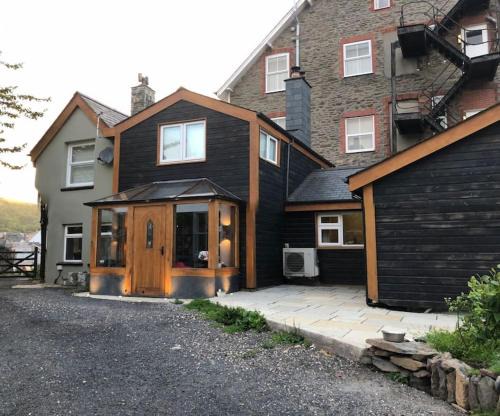 Spacious 4-Bed House in Lynton