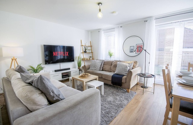 Gough Grove - Comfortable modern 4 bed townhouse with parking, Wi-Fi, Netflix