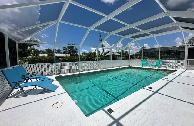Spacious 4-bedroom house with heated pool, family & pets welcomed!