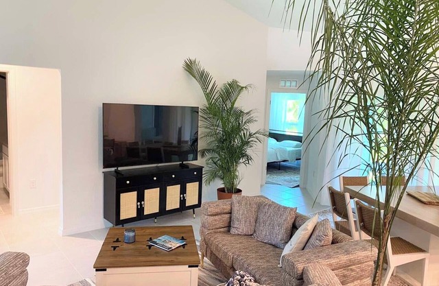 Spacious 4-bedroom house in charming Port Charlotte with AC, WiFi, near beaches