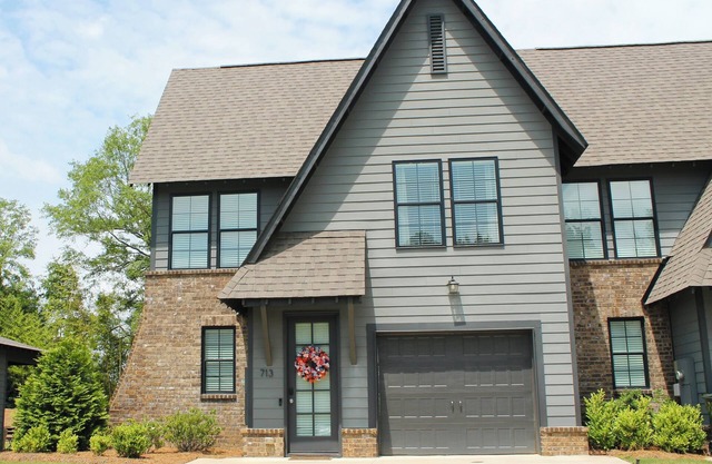Spacious 4-bedroom 3.5 Bath. The War Eagle House Getaway in the Heart of Auburn!