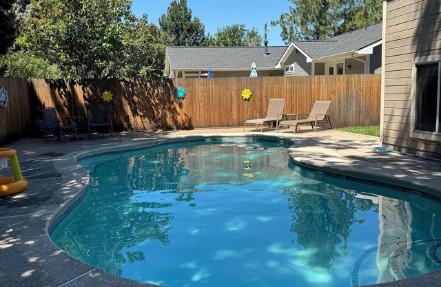 Spacious 4-bedroom 3 bath family friendly with pool and hot tub in central Boise