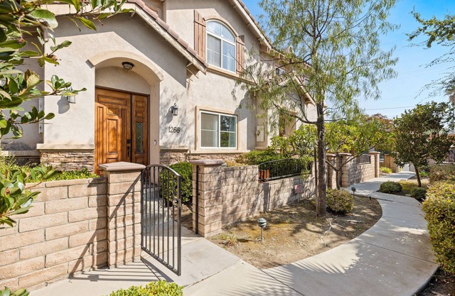 Spacious 4-bedroom 3bath Towsnhome with parking provided, Pet friendly!