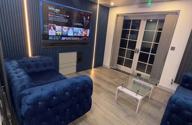 Spacious 4-bedroom apartment in Uxbridge with relaxing Hot tub and Pool table