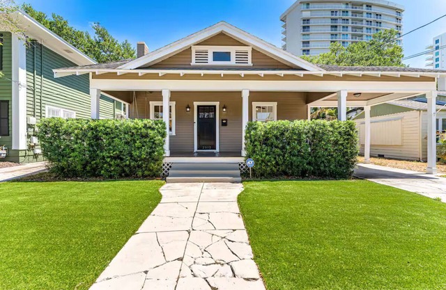 Spacious 4-bedroom bungalow one block from Bayshore Tampa with AC, WiFi