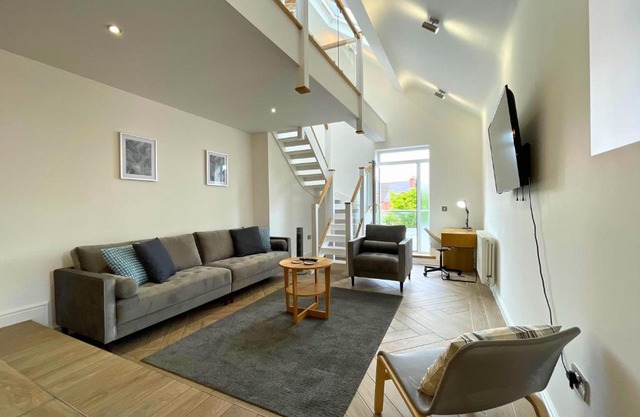 Spacious 4 Bedroom Duplex with Free Private Parking - Central Location, Near Doncaster Racecourse - Sleeps 7