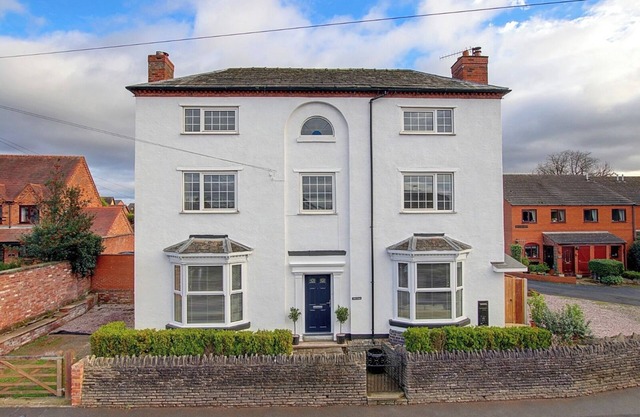 Spacious 4 Bedroom Georgian house in a beautiful quiet village of Ombersley