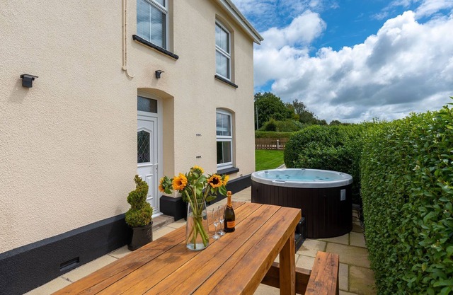 Spacious 4-bedroom farmhouse in North Devon countryside with hot tub