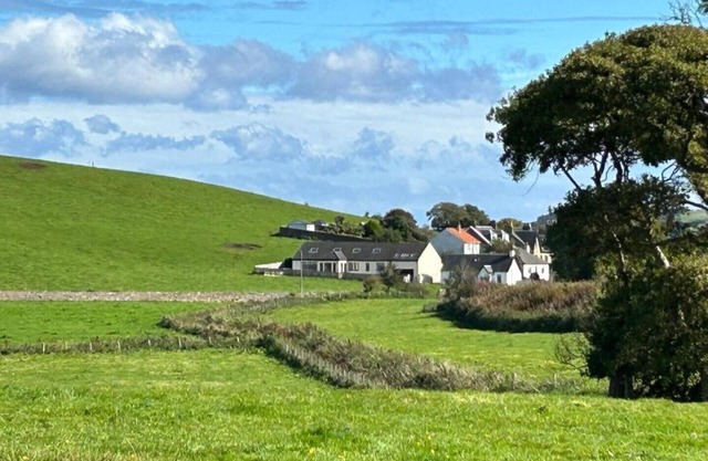 Spacious 4 bedroom, private garden, 10 min stroll or 2 min drive to town centre.