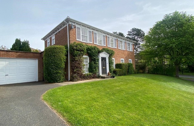 Spacious 4 Bedroom House with Garden and Parking