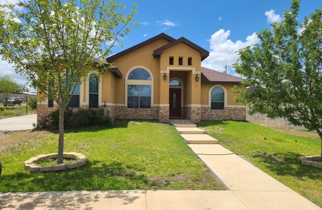Spacious 4-bedroom house in beautiful Eagle Pass with AC, WiFi