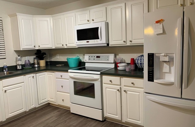 Spacious 4-Bedroom home in Greensboro. Convenient Location!