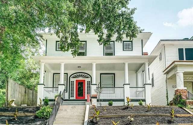 Spacious 4-bedroom house in charming Petersburg