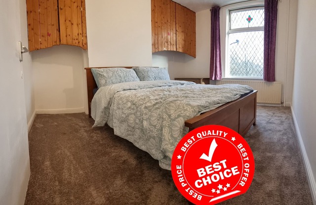Spacious 4 Bedroom House near Rochdale Swimming Pools