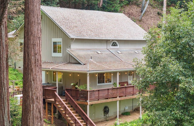 Spacious 4-bedroom house in lovely Brookdale with fitness room, WiFi