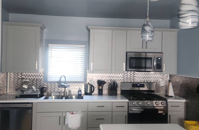Spacious 4-bedroom house in brilliant Cleveland with WiFi, AC sleeps 10