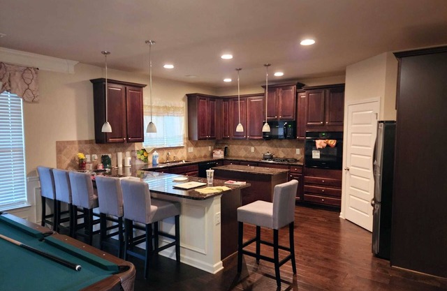 Spacious 4-bedroom house with fitness room, WiFi in cool Covington