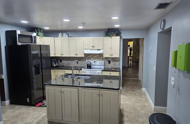 Spacious 4-bedroom house in lovely Kissimmee with AC, WiFi