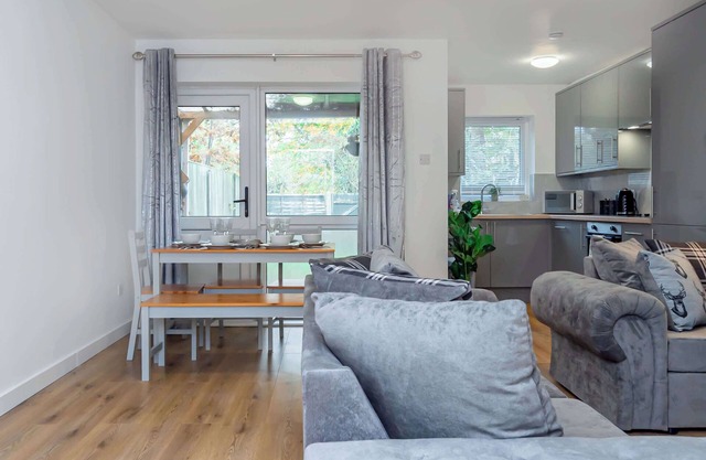 Spacious 4 Bedroom Home with Parking Near Heathrow