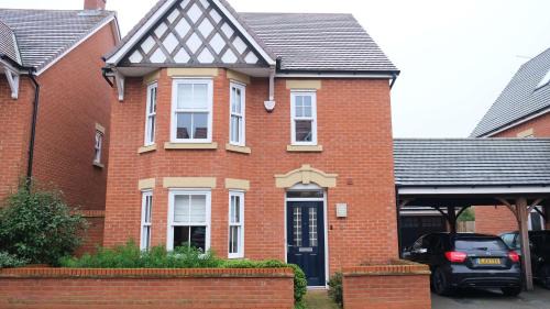 Spacious 4 Bedroom Home with Garden in Bedford