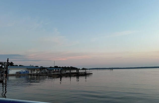 Spacious 4-bedroom house near marina, boat ramp and fuel dock in Kingston