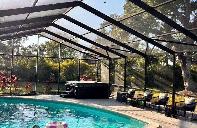 Spacious 4-bedroom house, 6 Beds, Screened In Heated Saltwater Pool, Arcades
