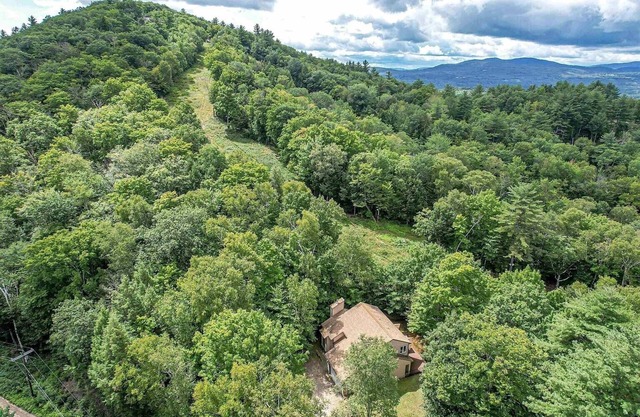 Spacious 4-bedroom house in peaceful Campton with wifi, fireplace on a ski mtn.