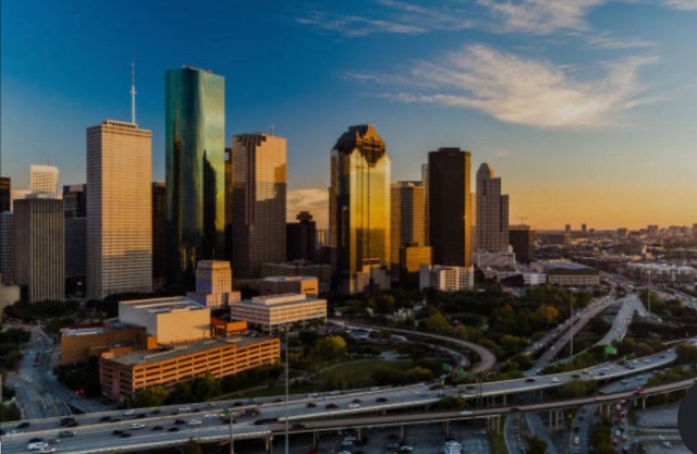 Spacious 4-bedroom house with AC and WiFi in Houston. Near downtown