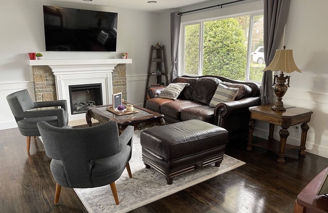 Spacious 4 Bedroom House in Quiet Neighborhood, near Light Rail