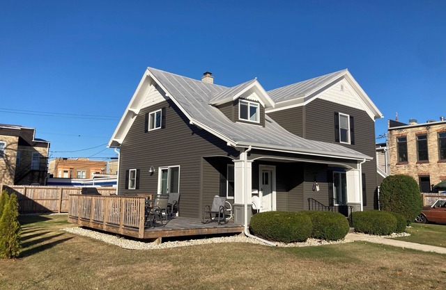 Spacious 4-bedroom house in Downtown Algoma with AC, WiFi near Door County!!