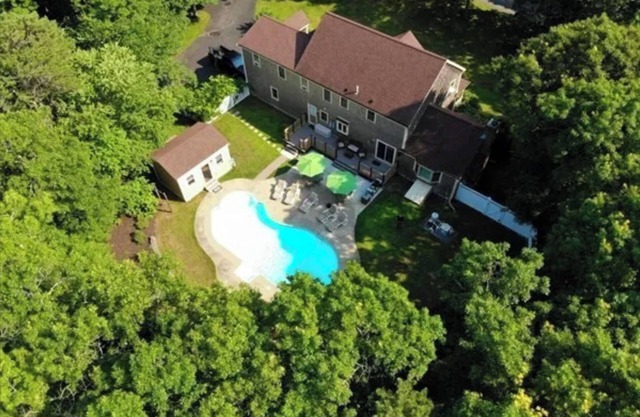 Spacious 4-bedroom house with huge pool, deck, near beaches and Cape Cod Canal
