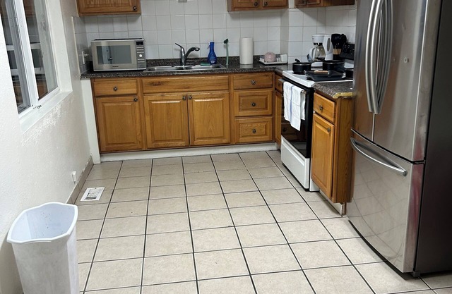Spacious 4-bedroom house in enchanting SeaTac with WiFi, fitness room