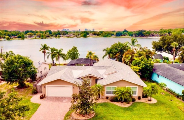 Spacious 4-bedroom Orlando Lakefront House w/ Pool near Downtown