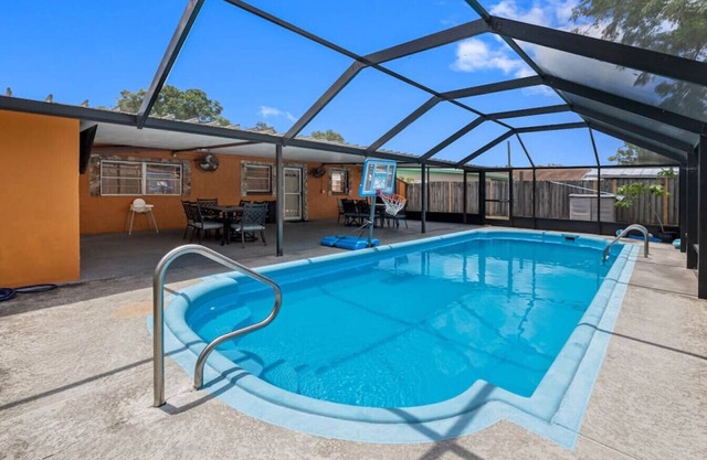 Spacious 4 bedroom-Screened pool-Fenced backyard.