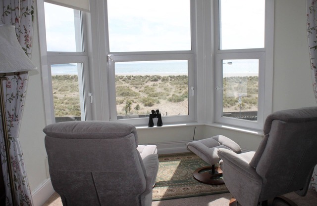 Spacious 4-bedroom seafront apartment in Barmouth with panoramic views