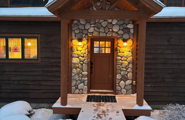 Spacious 4-bedroom Ski- in/ Ski-out condo in enchanting Sunday River w/ Hot Tub