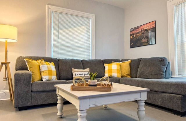 Spacious 4 bedroom, Sleeps 8 w/ 7 Beds + Parking