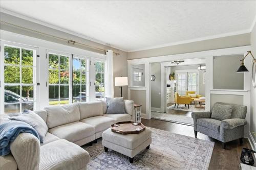Spacious 4 bedroom Southern Charm! Accommodates 11 guests!