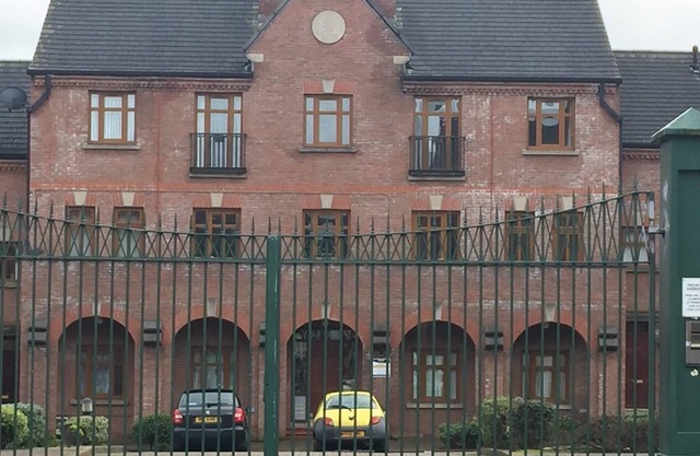 Belle maison de ville de 4 chambres dans une cour fermée près du centre-ville