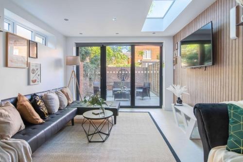 Spacious 4 Bedroom Townhouse London With Garden
