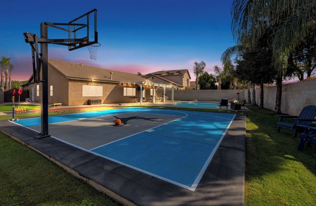 Spacious 4-bedroom house with Pool, Fun BackYard & Amazing Game Room