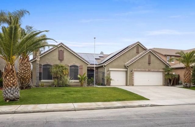 Spacious 4-bedroom house with pool & juccuzzi Bakersfield
