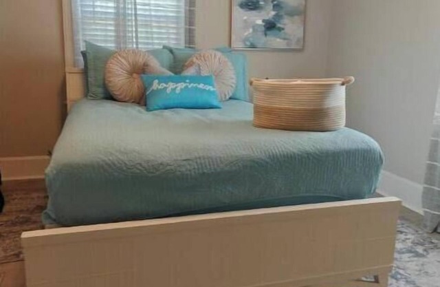 Spacious 4-bedroom house in charming Fayetteville with WiFi