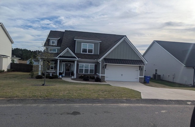 Spacious 4-bedroom house with WiFi and AC 20 minutes from the masters!