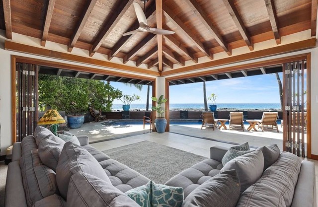 Spacious 4-bedroom house plus bunk room with WiFi and AC in charming Kailua-Kona