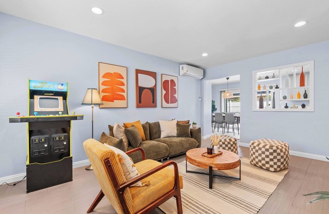 Spacious 4-bedroom house with WiFi, AC in serene Midway City