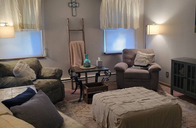 Spacious 4-bedroom house in charming Steubenville with WiFi