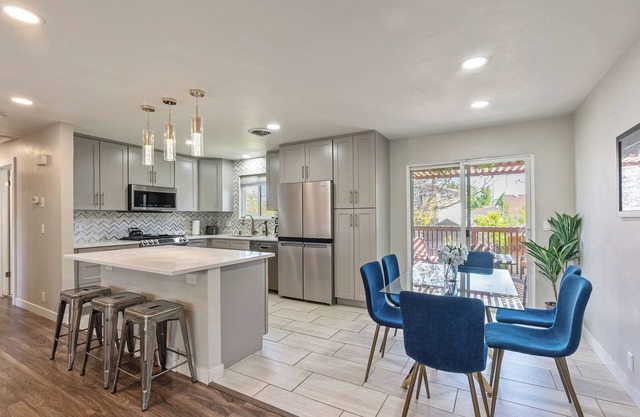 Spacious 4 Bedroom/2 Bath home/WiFi/Garage Parking/Backyard/Beautiful Kitchen