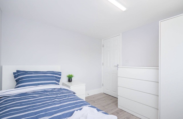 Spacious 4 bedroom very close to train station and town centre